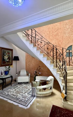 Casa à venda com 500m², 6 quartos e 6 vagas Casa à venda com 500m², 6 quartos e 6 vagasSala