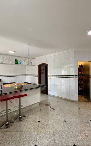 Casa à venda com 500m², 6 quartos e 6 vagas Casa à venda com 500m², 6 quartos e 6 vagasCozinha