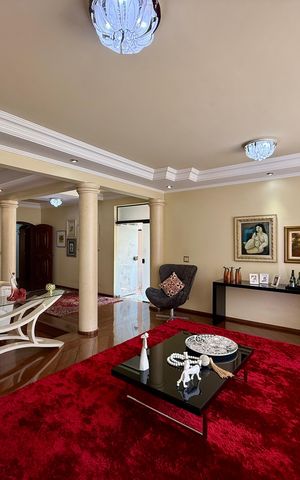 Casa à venda com 500m², 6 quartos e 6 vagas Casa à venda com 500m², 6 quartos e 6 vagasSala