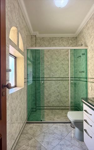 Casa à venda com 500m², 6 quartos e 6 vagas Casa à venda com 500m², 6 quartos e 6 vagasBanheiro Suíte 2