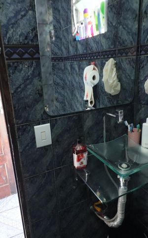 Casa à venda com 220m², 5 quartos e 5 vagasBanheiro 1