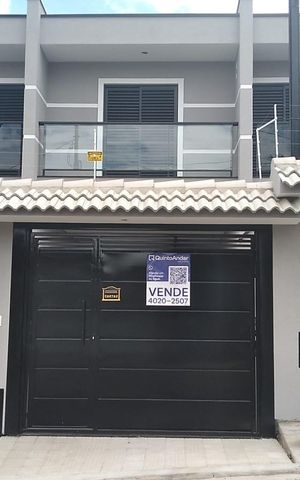 Casa à venda com 150m², 3 quartos e 2 vagas Casa à venda com 150m², 3 quartos e 2 vagasFachada