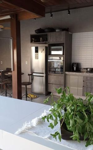Casa à venda com 281m², 3 quartos e 4 vagas