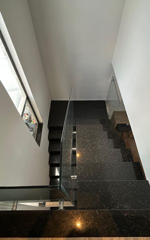 Apartamento à venda com 80m², 2 quartos e 2 vagas Apartamento à venda com 80m², 2 quartos e 2 vagasEscada