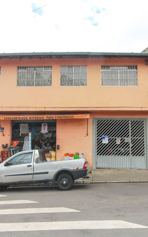 Casa à venda com 400m², 2 quartos e 2 vagas Casa à venda com 400m², 2 quartos e 2 vagasFachada
