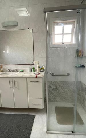 Casa de condomínio para alugar com 505m², 4 quartos e 6 vagasBanheiro da Suíte 1