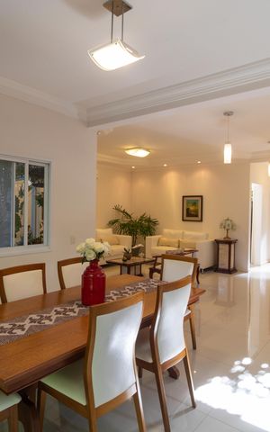 Casa à venda com 254m², 3 quartos e 2 vagas Casa à venda com 254m², 3 quartos e 2 vagasSalas