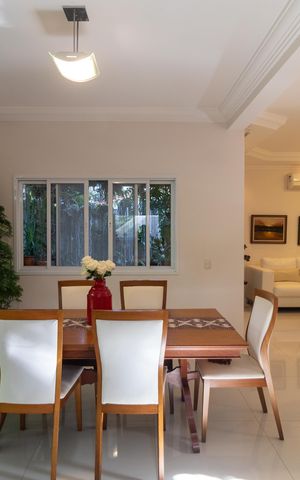 Casa à venda com 254m², 3 quartos e 2 vagas Casa à venda com 254m², 3 quartos e 2 vagasSalas