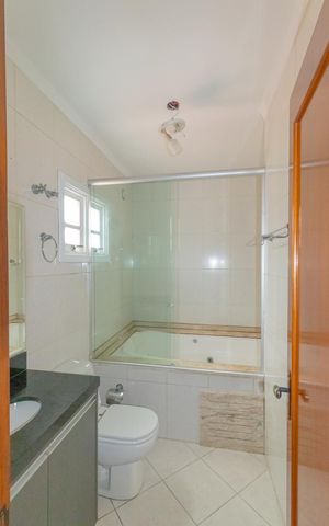 Casa de condomínio à venda com 200m², 5 quartos e 4 vagas Casa de condomínio à venda com 200m², 5 quartos e 4 vagasBanheiro da Suíte