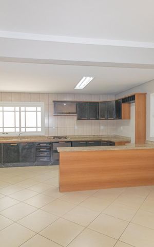 Casa de condomínio à venda com 200m², 5 quartos e 4 vagas Casa de condomínio à venda com 200m², 5 quartos e 4 vagasSala/Cozinha