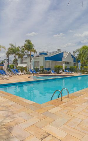 Casa de condomínio à venda com 200m², 5 quartos e 4 vagas Casa de condomínio à venda com 200m², 5 quartos e 4 vagasÁrea comum - Piscina