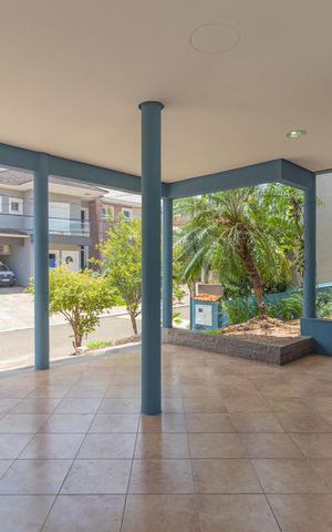 Casa de condomínio à venda com 200m², 5 quartos e 4 vagas Casa de condomínio à venda com 200m², 5 quartos e 4 vagasVaranda/Garagem