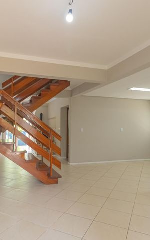 Casa de condomínio à venda com 200m², 5 quartos e 4 vagas Casa de condomínio à venda com 200m², 5 quartos e 4 vagasSala/Cozinha