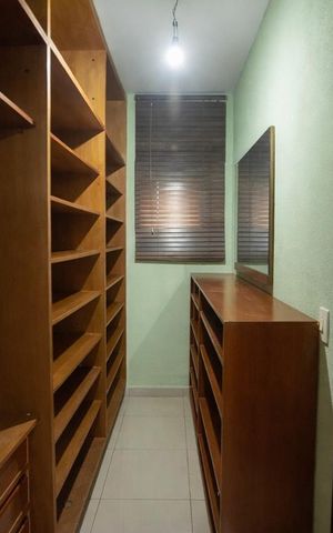 Casa à venda com 270m², 5 quartos e 4 vagas Casa à venda com 270m², 5 quartos e 4 vagasQuarto