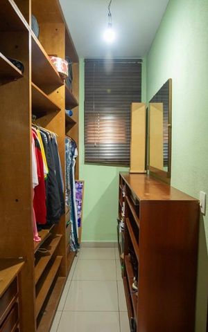Casa à venda com 270m², 5 quartos e 4 vagas Casa à venda com 270m², 5 quartos e 4 vagasQuarto