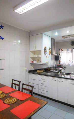 Casa à venda com 270m², 5 quartos e 4 vagas Casa à venda com 270m², 5 quartos e 4 vagasCozinha