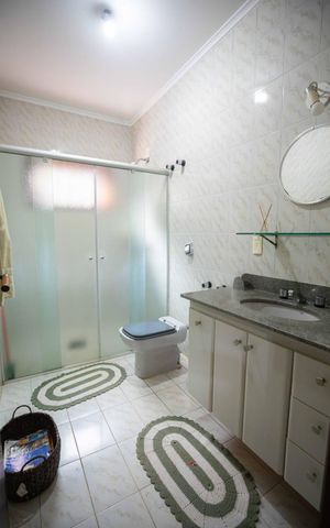 Casa à venda com 270m², 5 quartos e 4 vagas Casa à venda com 270m², 5 quartos e 4 vagasBanheiro