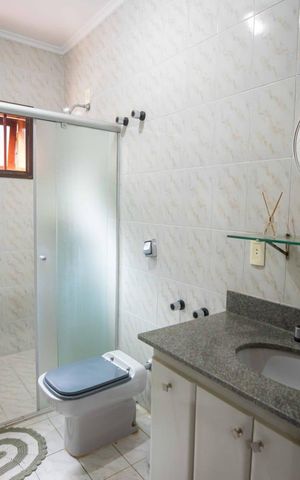 Casa à venda com 270m², 5 quartos e 4 vagas Casa à venda com 270m², 5 quartos e 4 vagasBanheiro