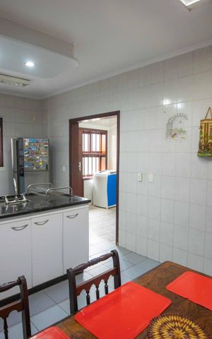 Casa à venda com 270m², 5 quartos e 4 vagas Casa à venda com 270m², 5 quartos e 4 vagasCozinha