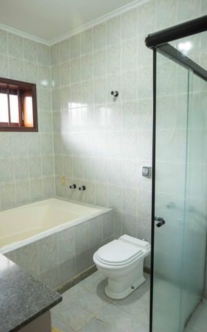 Casa à venda com 270m², 5 quartos e 4 vagas Casa à venda com 270m², 5 quartos e 4 vagasBanheiro