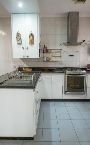 Casa à venda com 270m², 5 quartos e 4 vagas Casa à venda com 270m², 5 quartos e 4 vagasCozinha