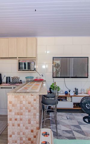 Casa à venda com 140m², 3 quartos e sem vaga Casa à venda com 140m², 3 quartos e sem vagaSala - Casa Fundos