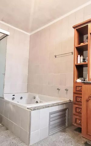 Casa à venda com 400m², 4 quartos e 4 vagas Casa à venda com 400m², 4 quartos e 4 vagasBanheiros