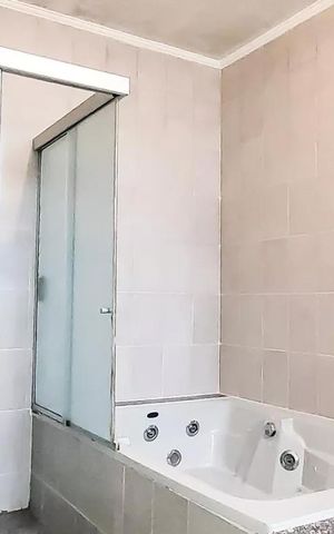 Casa à venda com 400m², 4 quartos e 4 vagas Casa à venda com 400m², 4 quartos e 4 vagasBanheiros