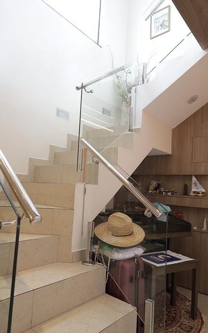 Casa para alugar com 335m², 4 quartos e 4 vagas Casa para alugar com 335m², 4 quartos e 4 vagasEscada