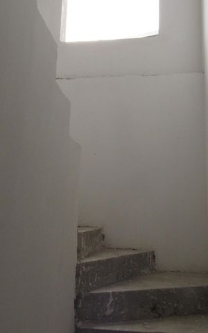 Casa à venda com 130m², 3 quartos e 4 vagasSala - Escada