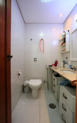 Apartamento à venda com 235m², 4 quartos e 5 vagas Apartamento à venda com 235m², 4 quartos e 5 vagasBanheiro da Suíte 2