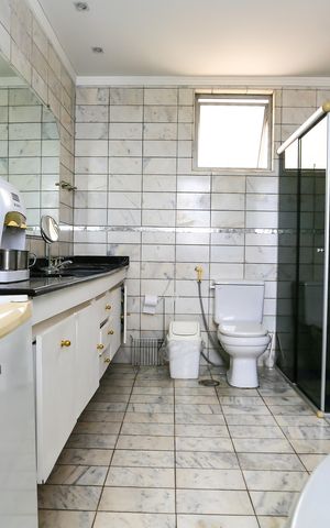 Apartamento à venda com 235m², 4 quartos e 5 vagas Apartamento à venda com 235m², 4 quartos e 5 vagasBanheiro da Suíte 1