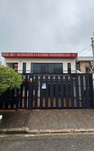 Casa à venda com 350m², 3 quartos e 3 vagas Casa à venda com 350m², 3 quartos e 3 vagasFachada