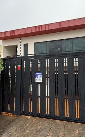 Casa à venda com 350m², 3 quartos e 3 vagas Casa à venda com 350m², 3 quartos e 3 vagasFachada