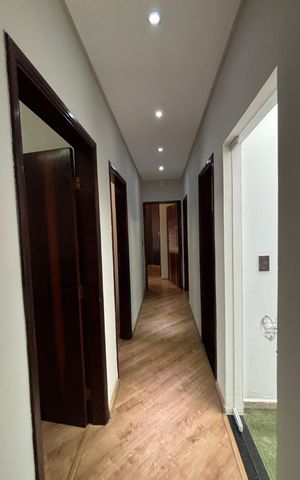 Casa à venda com 350m², 3 quartos e 3 vagas Casa à venda com 350m², 3 quartos e 3 vagasBanheiro Corredor