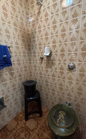 Casa à venda com 350m², 3 quartos e 3 vagas Casa à venda com 350m², 3 quartos e 3 vagasQuintal - Banheiro