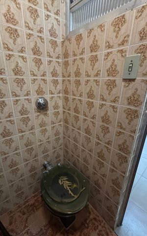 Casa à venda com 350m², 3 quartos e 3 vagas Casa à venda com 350m², 3 quartos e 3 vagasQuintal - Banheiro