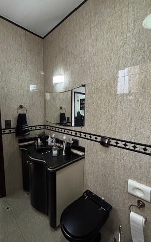 Casa à venda com 350m², 3 quartos e 3 vagas Casa à venda com 350m², 3 quartos e 3 vagasBanheiro