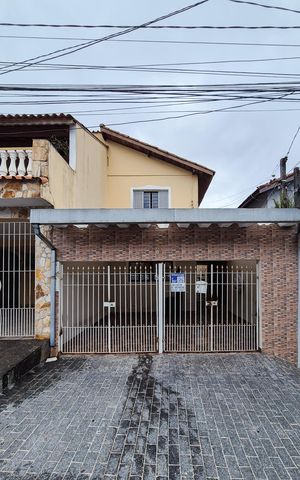 Casa à venda com 156m², 2 quartos e 2 vagas Casa à venda com 156m², 2 quartos e 2 vagasFachada