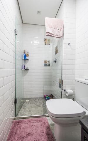 Apartamento à venda com 90m², 2 quartos e 2 vagas Apartamento à venda com 90m², 2 quartos e 2 vagasBanheiro da Suíte