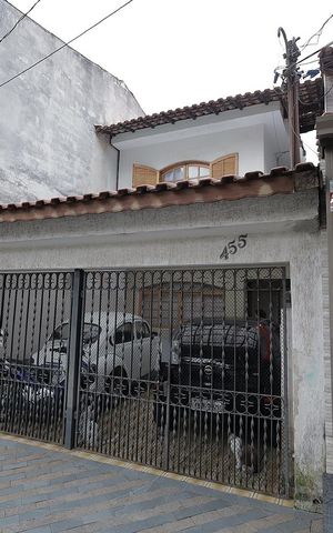 Casa à venda com 150m², 3 quartos e 2 vagas Casa à venda com 150m², 3 quartos e 2 vagasFachada