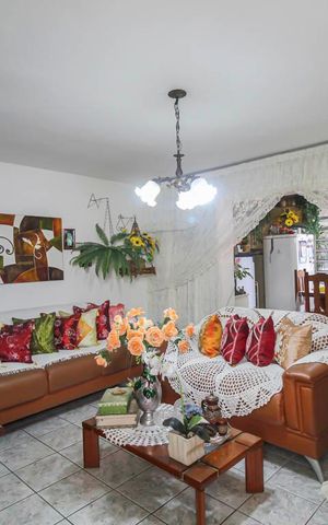 Casa à venda com 125m², 2 quartos e 3 vagas Casa à venda com 125m², 2 quartos e 3 vagasSala
