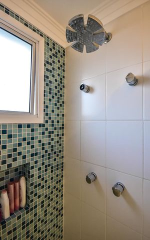 Apartamento à venda com 141m², 3 quartos e 2 vagasChuveiro do banheiro da Suíte 3