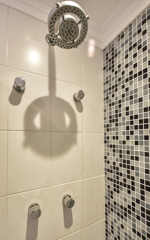Apartamento à venda com 141m², 3 quartos e 2 vagasChuveiro do Banheiro da Suíte 2