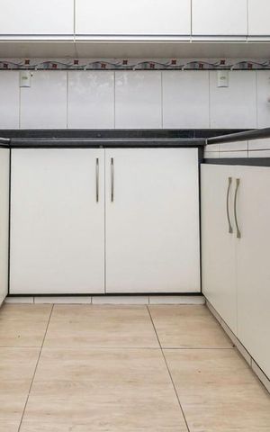 Casa à venda com 410m², 4 quartos e 2 vagas Casa à venda com 410m², 4 quartos e 2 vagasCozinha - Armários