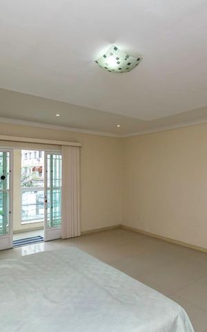 Casa à venda com 410m², 4 quartos e 2 vagas Casa à venda com 410m², 4 quartos e 2 vagasSuíte