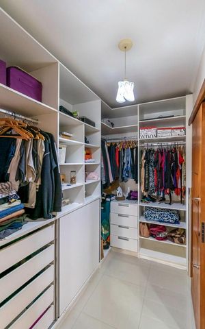 Casa à venda com 410m², 4 quartos e 2 vagas Casa à venda com 410m², 4 quartos e 2 vagasSuíte - Closet