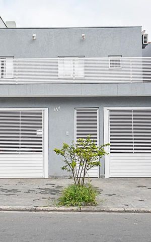 Casa para alugar com 222m², 3 quartos e 3 vagas Casa para alugar com 222m², 3 quartos e 3 vagasFachada