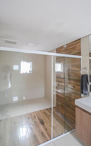 Casa para alugar com 222m², 3 quartos e 3 vagas Casa para alugar com 222m², 3 quartos e 3 vagasBanheiro da Suíte