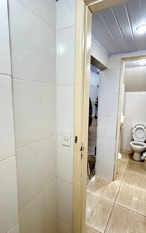 Casa à venda com 240m², 4 quartos e 6 vagas Casa à venda com 240m², 4 quartos e 6 vagasBanheiro 4